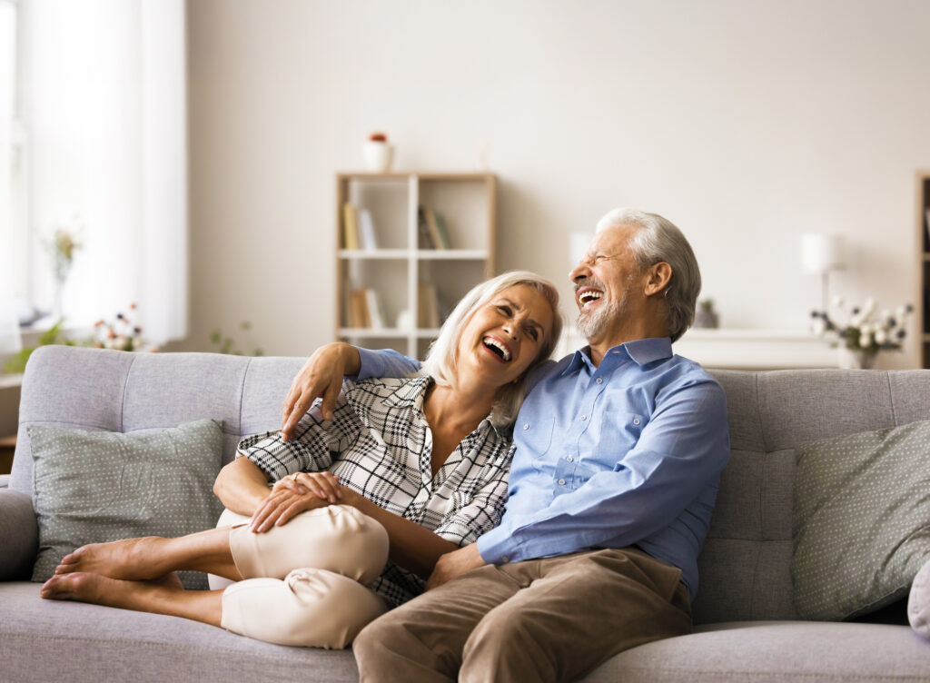 Cuplu senior fericit pe canapea